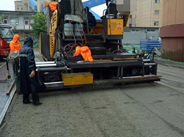 水泥稳定碎石摊铺