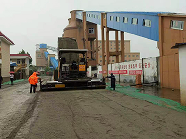 水泥稳定碎石摊铺